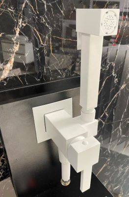 Интимен душ с квадратни форми Karima Fleхdoccia white - Интимни душове - AVE Ceramica